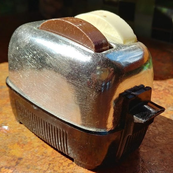 Vintage Salt and Pepper Toaster - Picture 4 of 8